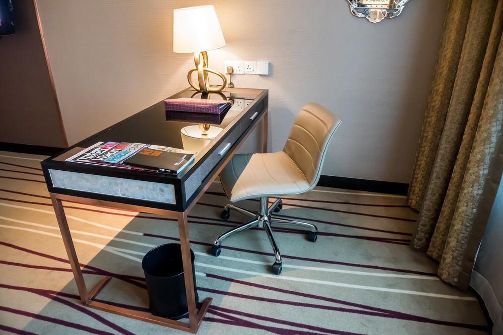 吉隆坡帝盛酒店 外观 照片 A writing desk in a hotel room