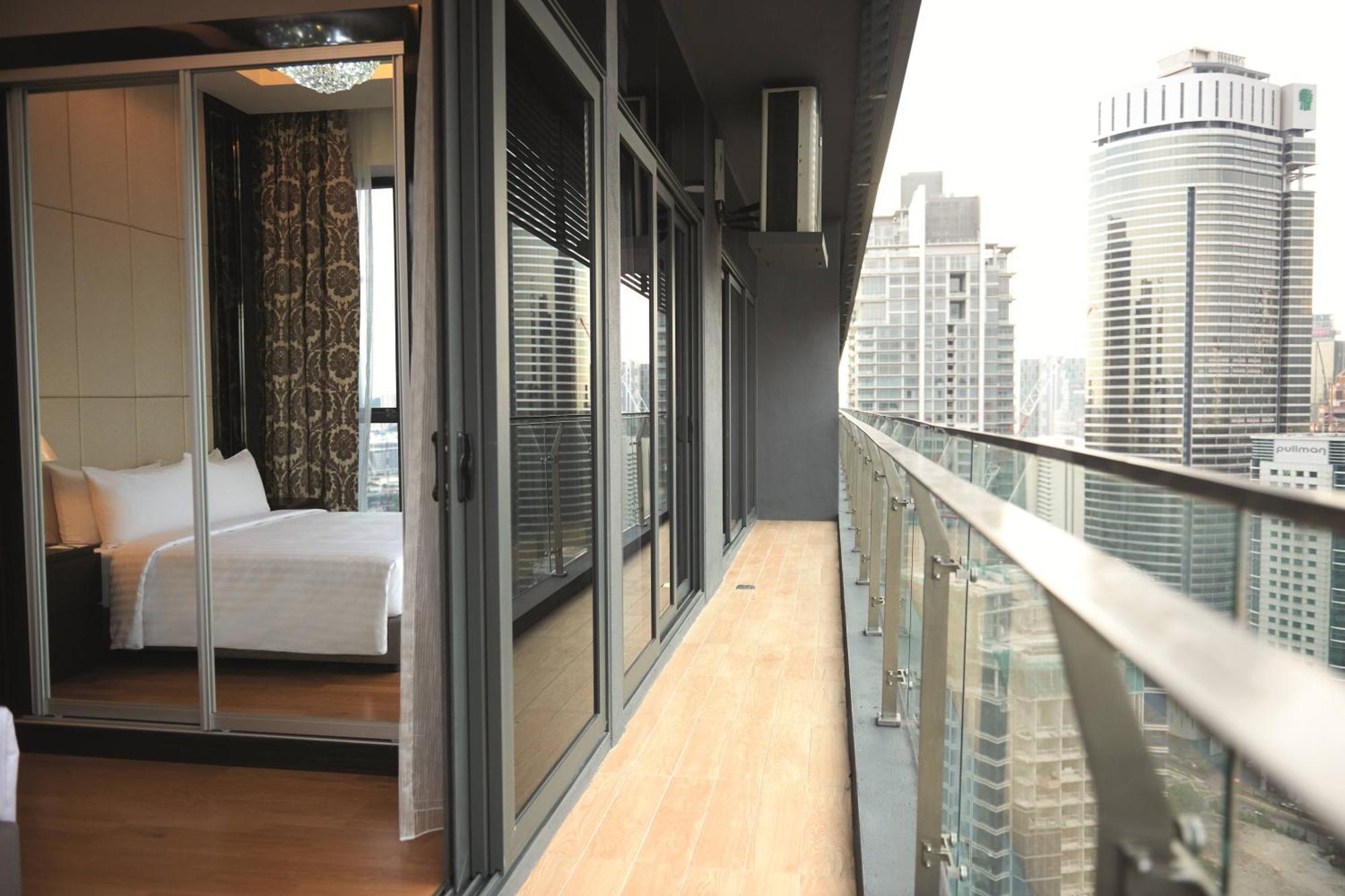 吉隆坡帝盛酒店 外观 照片 A balcony in a hotel room